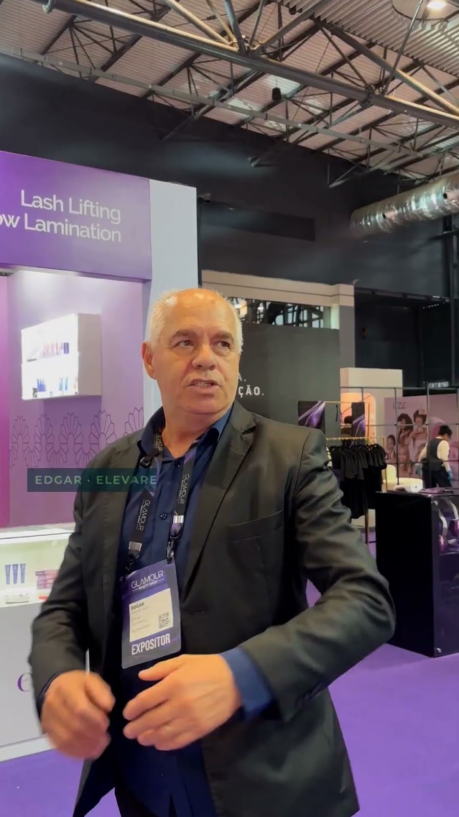 Edgar apresentando o stand da Elevare na Glamour Beauty Show 2026